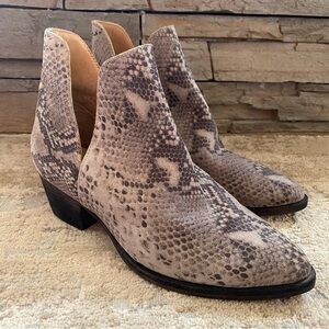 Free People Charm Double V Nubuck Suede Tan Snake Skin Ankle Booties Boots: 38